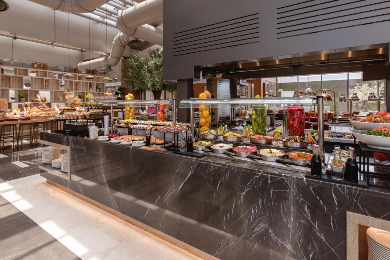 Jeddah Marriott Hotel Madinah Road Εξωτερικό φωτογραφία The buffet at the hotel