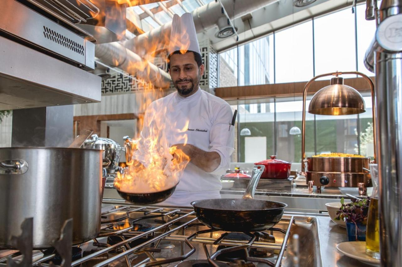 Jeddah Marriott Hotel Madinah Road Εξωτερικό φωτογραφία Chef cooking with a flambé torch