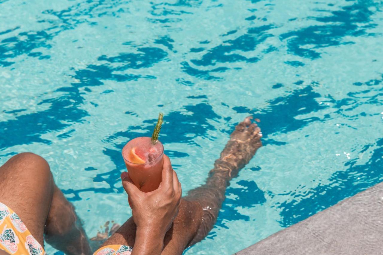 Jeddah Marriott Hotel Madinah Road Εξωτερικό φωτογραφία A woman holding a cocktail in a swimming pool