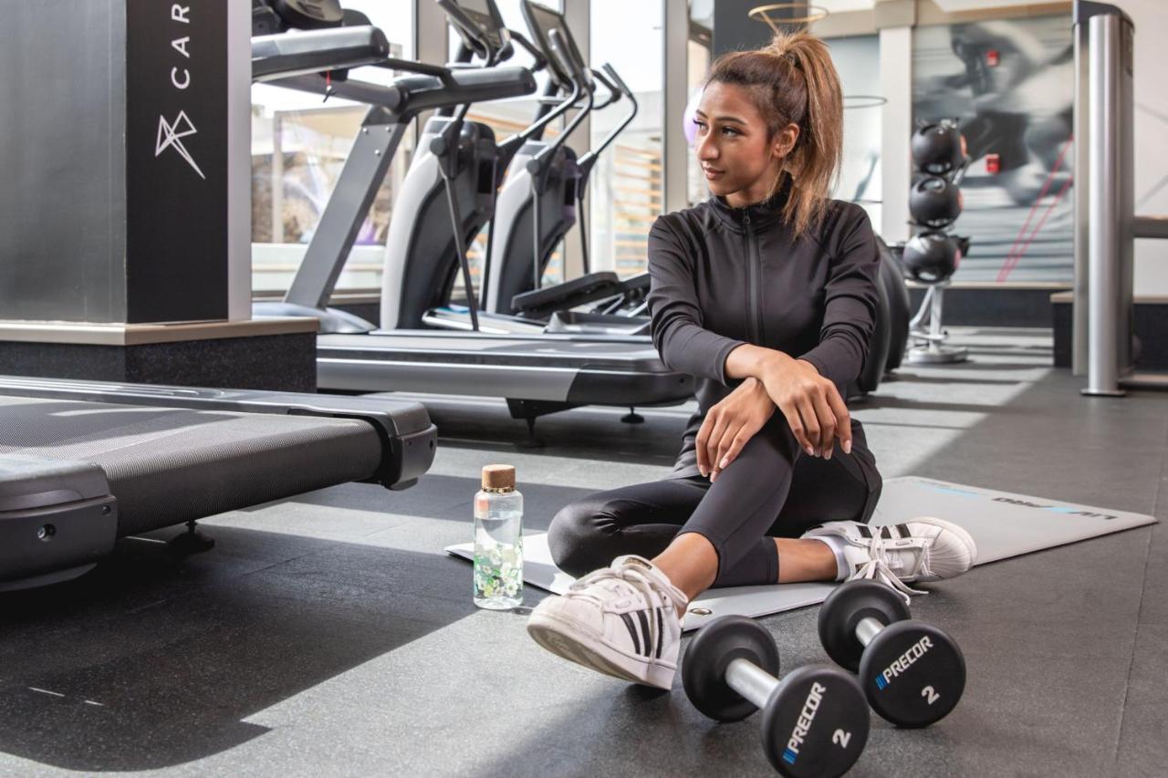 Jeddah Marriott Hotel Madinah Road Εξωτερικό φωτογραφία A woman in a gym