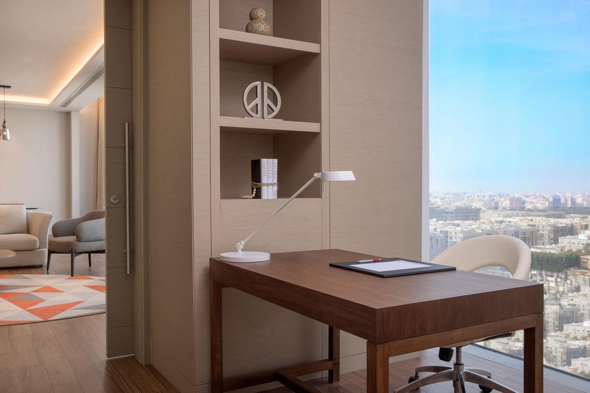 Jeddah Marriott Hotel Madinah Road Εξωτερικό φωτογραφία A work desk in a hotel room