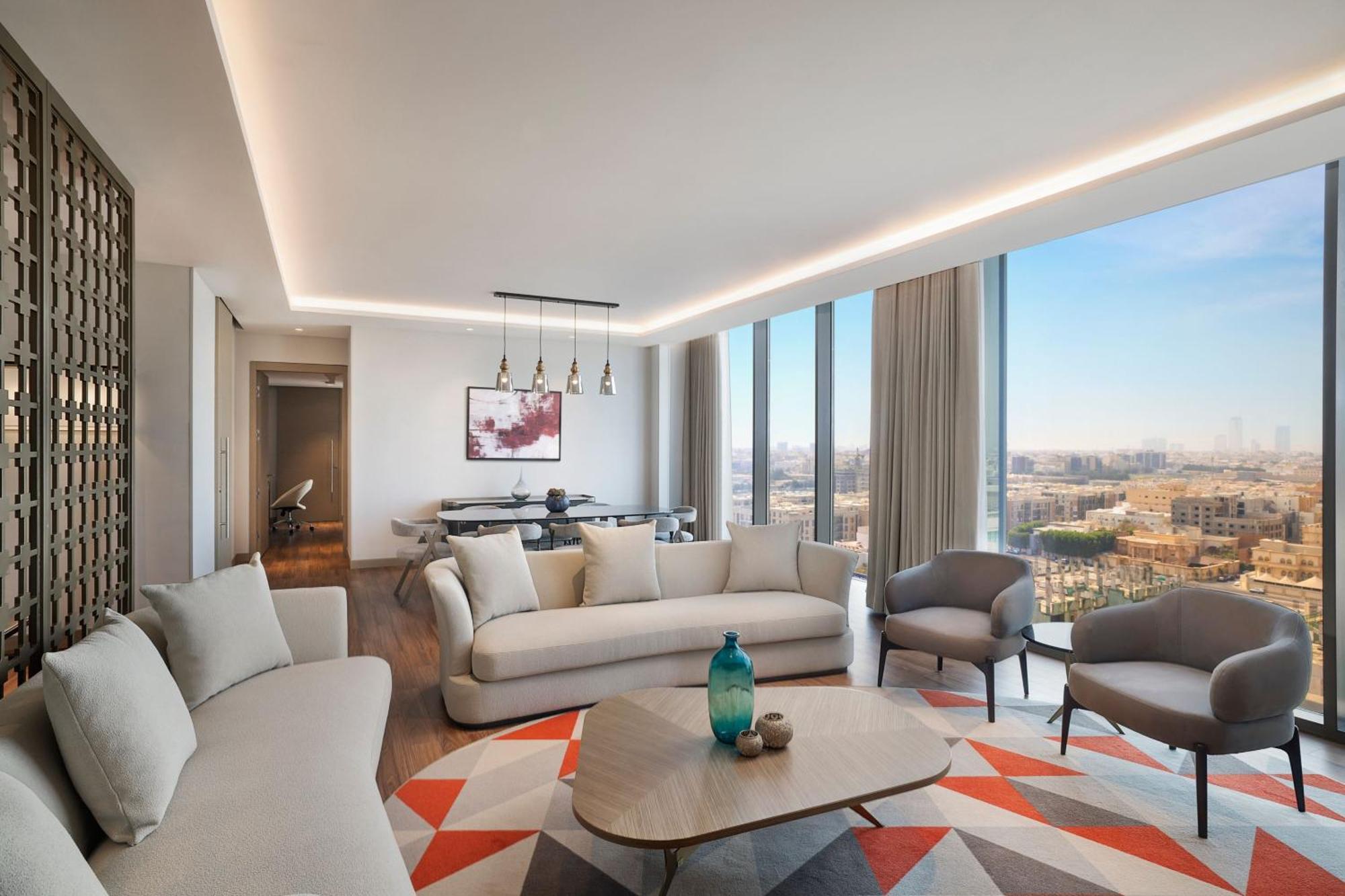 Jeddah Marriott Hotel Madinah Road Εξωτερικό φωτογραφία The living room of a three-bedroom apartment