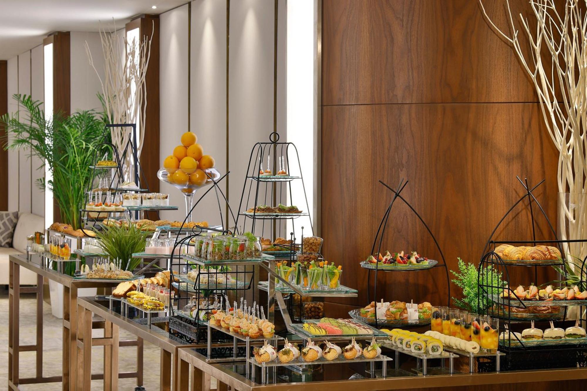 Jeddah Marriott Hotel Madinah Road Εξωτερικό φωτογραφία A buffet at a hotel