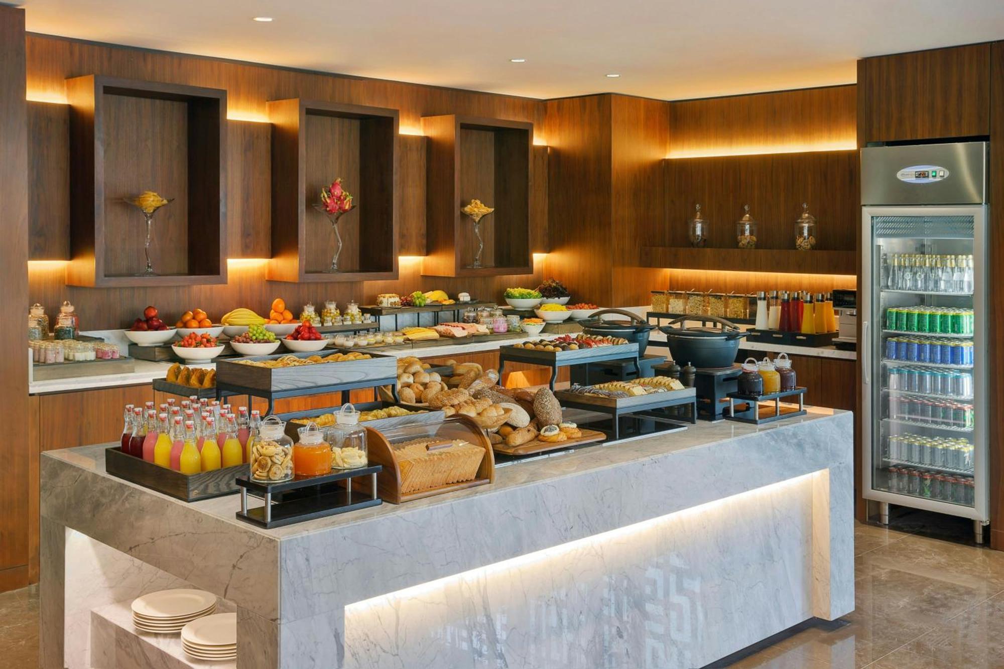 Jeddah Marriott Hotel Madinah Road Εξωτερικό φωτογραφία A buffet at a hotel